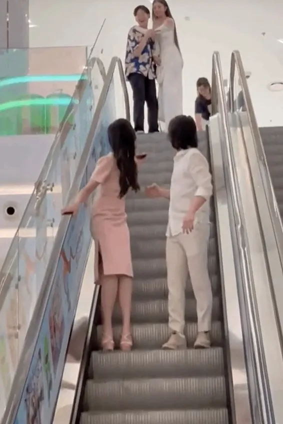 het-hoa-hau-2-a-hau-minh-kien-va-thuy-linh-co-hanh-dong-gay-tranh-cai-tai-trung-tam-thuong-mai (3)