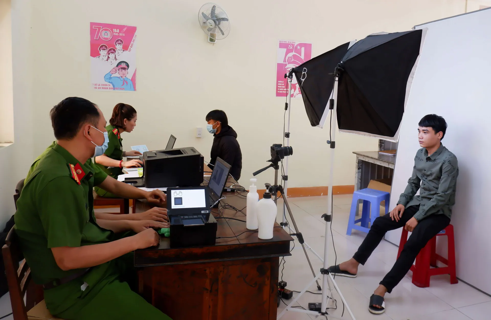 nguoi-dan-buoc-phai-ra-co-quan-cong-an-chup-anh-lan-tay-lai-khi-lam-tai-khoan-dinh-danh-mua-do-2 (2)