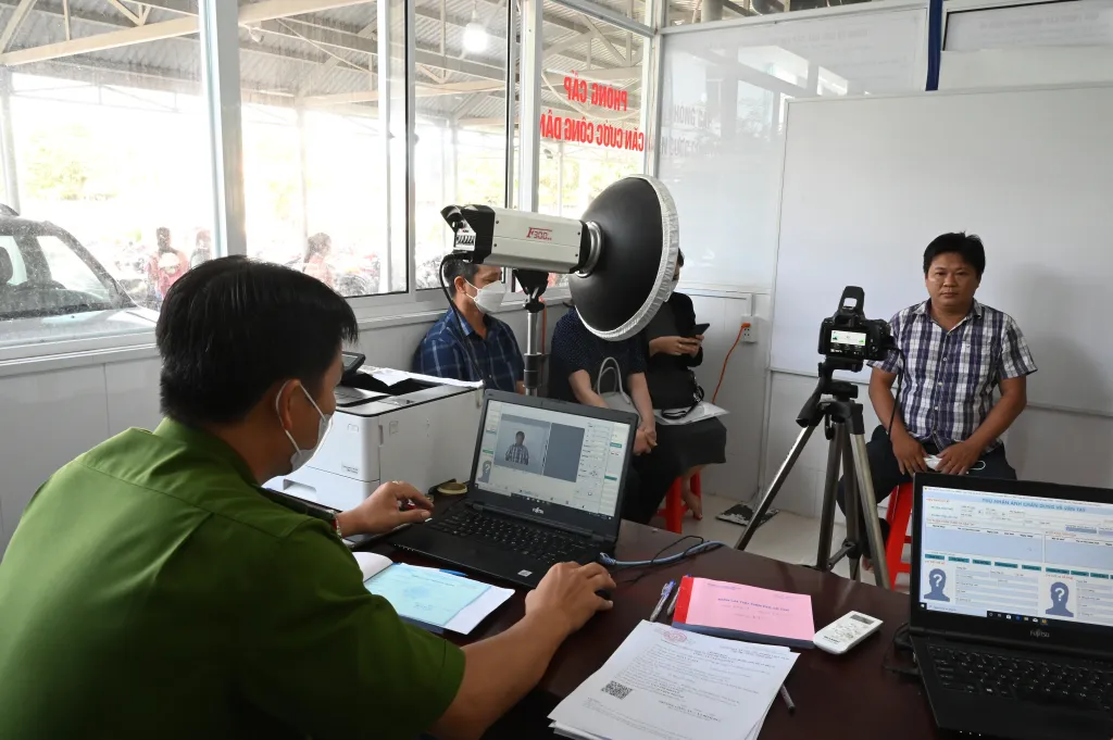 nguoi-dan-buoc-phai-ra-co-quan-cong-an-chup-anh-lan-tay-lai-khi-lam-tai-khoan-dinh-danh-mua-do-2 (3)