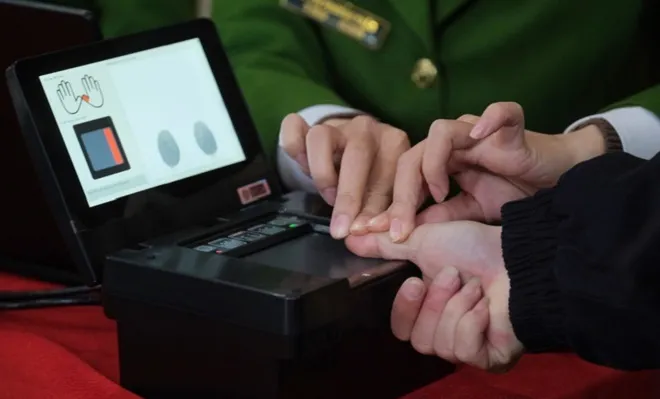 nguoi-dan-buoc-phai-ra-co-quan-cong-an-chup-anh-lan-tay-lai-khi-lam-tai-khoan-dinh-danh-mua-do-2 (7)