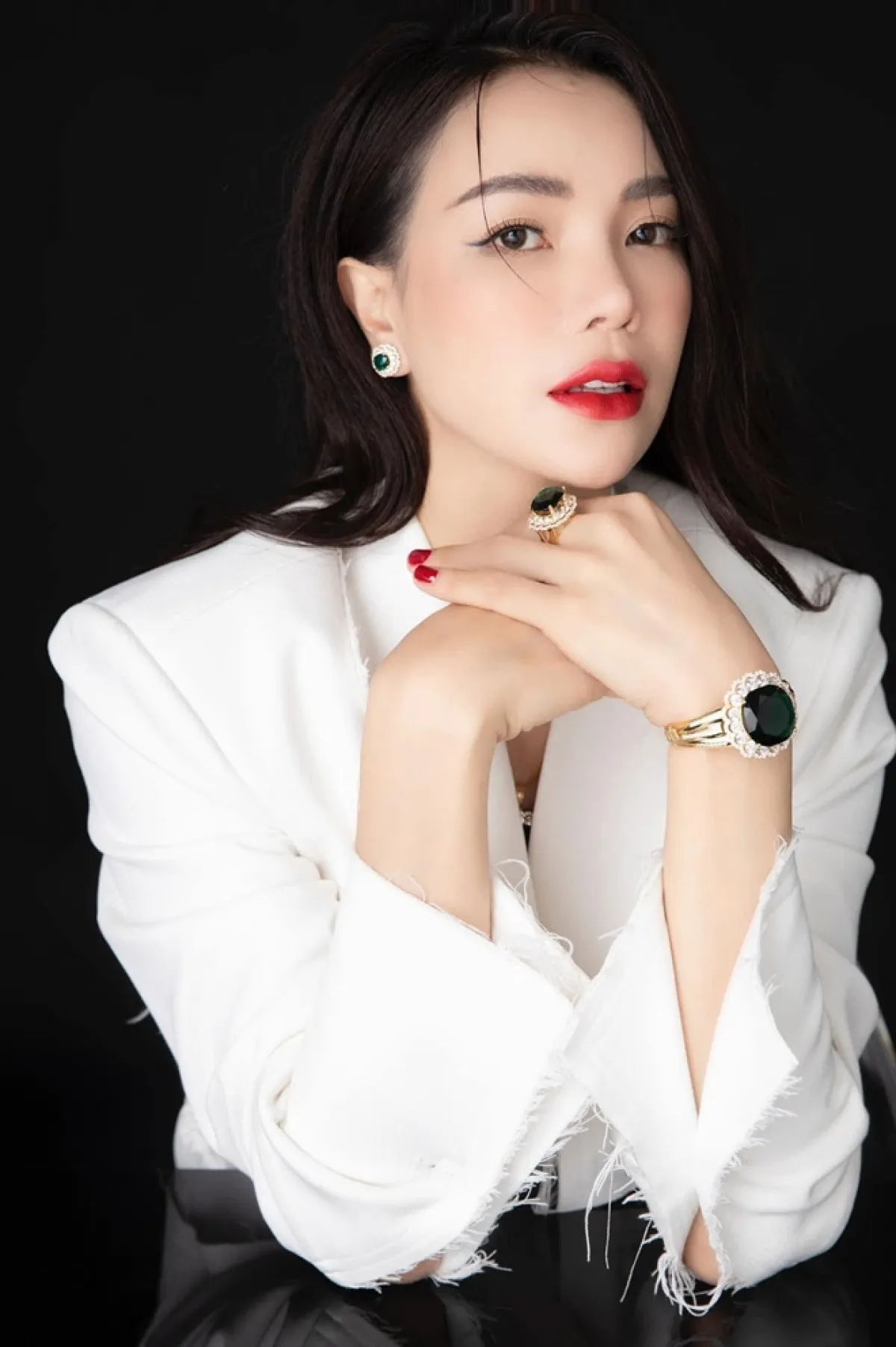 mot-nguoi-mau-vbiz-hun-hap-lam-an-voi-ngoc-trinh-nhung-mat-trang-gan-chuc-ty-phai-di-ban-banh-pia (1)