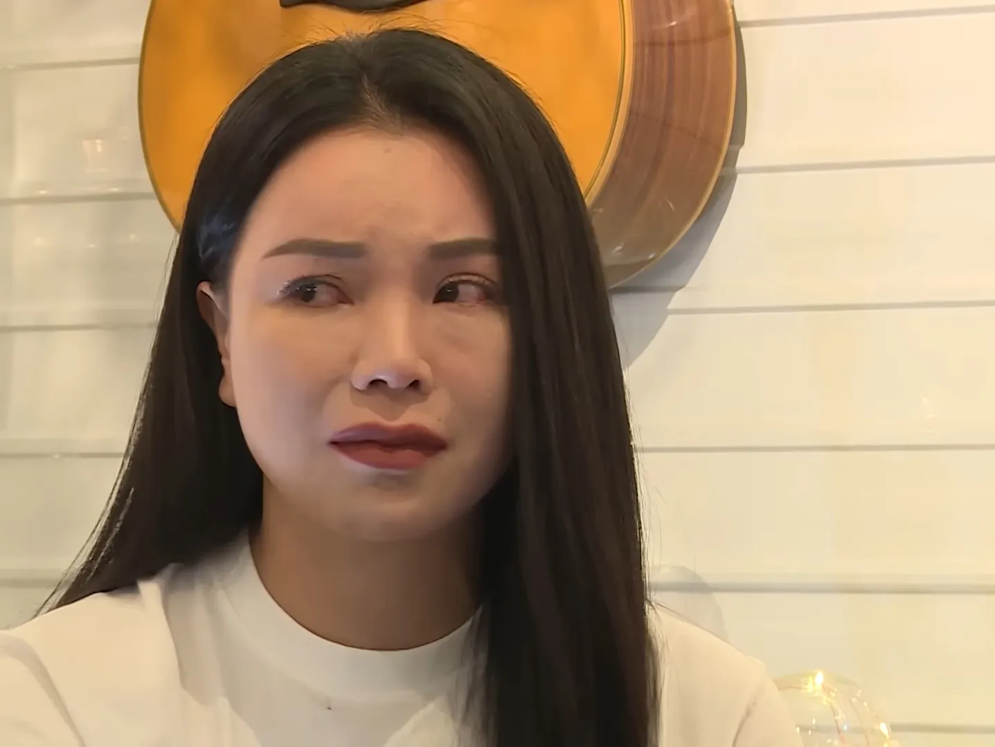 mot-nguoi-mau-vbiz-hun-hap-lam-an-voi-ngoc-trinh-nhung-mat-trang-gan-chuc-ty-phai-di-ban-banh-pia (5)