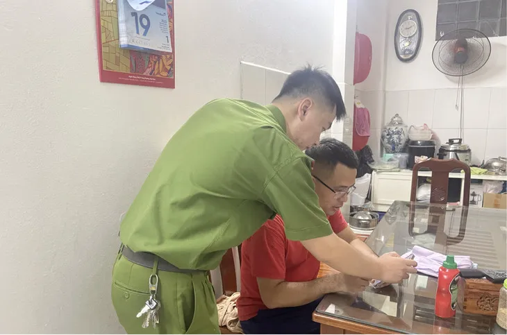 xem-thong-tin-tren-vneid-bong-co-them-con-trai-chu-ho-kiem-tra-ta-hoa-phat-hien-co-cua-hang-xom (7)