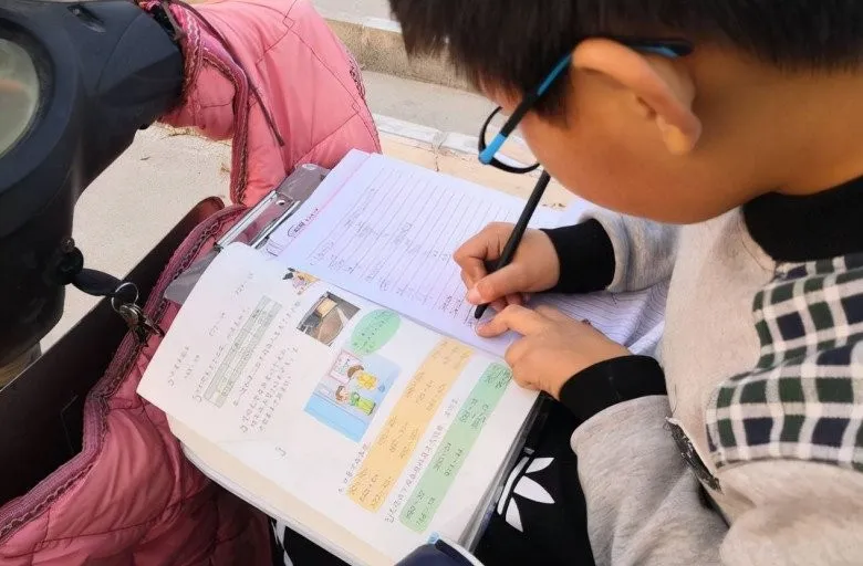 bai-toan-lop-1-tinh-so-qua-bau-khien-phu-huynh-bat-hoa-den-dap-an (11)