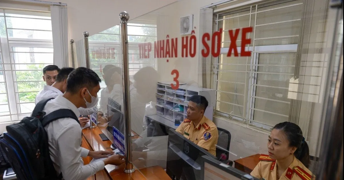 ai-mua-xe-chua-sang-ten-doi-chu-buoc-phai-tim-chu-cu-ra-huy-bien-so-moi-duoc-cap-bien-so-dinh-danh (1)