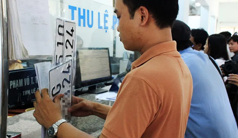 ai-mua-xe-chua-sang-ten-doi-chu-buoc-phai-tim-chu-cu-ra-huy-bien-so-moi-duoc-cap-bien-so-dinh-danh (3)