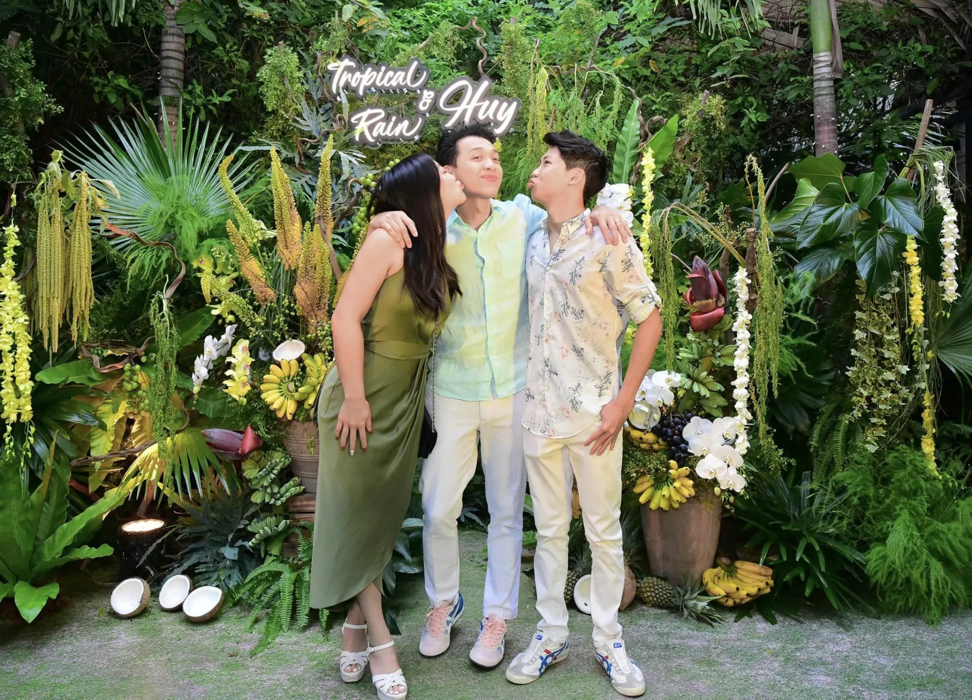 chu-tich-acb-tran-hung-huy-tai-xuat-bat-ngo-con-khai-2-dua-con-lon-bang-ba-khien-hoi-chi-em-tiec-hui-hui (3)