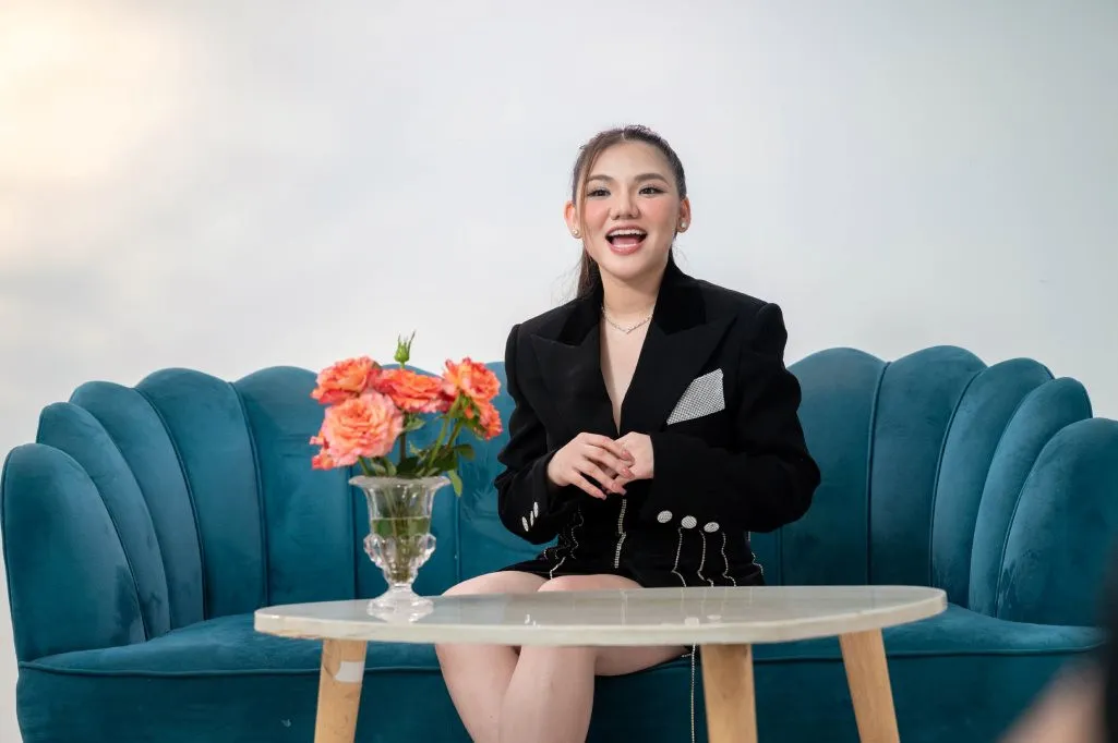 giong-ca-lady-may-ca-si-mat-na-khien-khan-gia-hoang-mag-khi-cong-khai-bi-tu-ky (4)