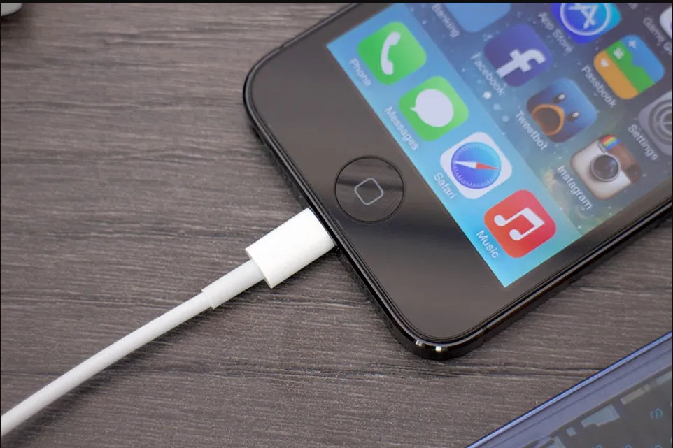 apple-canh-bao-thoi-quen-sac-iphone-nhieu-nguoi-mac-sai-lam-tuong-vo-hai-nhung-co-the-gay-hau-qua-tham-khoc (3)