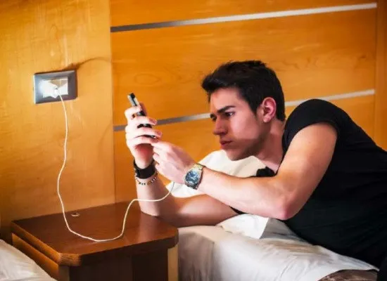 apple-canh-bao-thoi-quen-sac-iphone-nhieu-nguoi-mac-sai-lam-tuong-vo-hai-nhung-co-the-gay-hau-qua-tham-khoc (5)