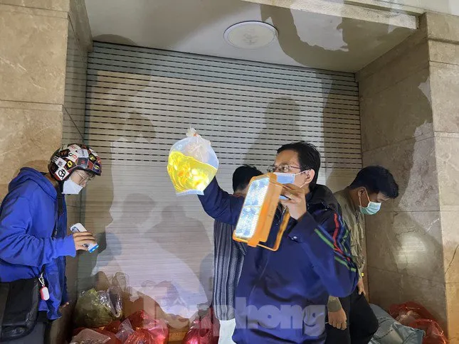 la-doi-cho-am-phu-tphcm-mo-3-tieng-bien-mat-khong-dau-vet-ban-thu-khien-khach-phai-quy-mop-roi-den-sam-soi (14)