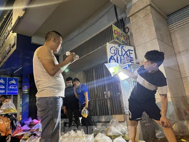 la-doi-cho-am-phu-tphcm-mo-3-tieng-bien-mat-khong-dau-vet-ban-thu-khien-khach-phai-quy-mop-roi-den-sam-soi (21)