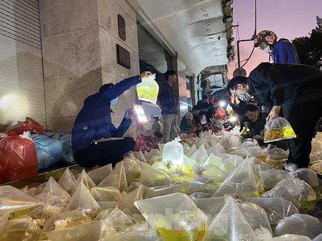 la-doi-cho-am-phu-tphcm-mo-3-tieng-bien-mat-khong-dau-vet-ban-thu-khien-khach-phai-quy-mop-roi-den-sam-soi (22)