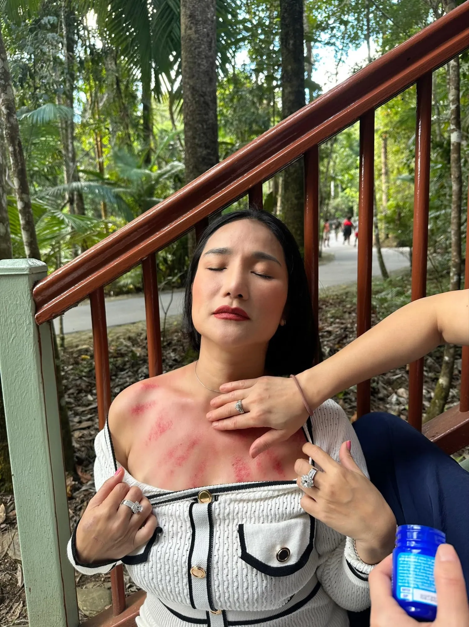 nsut-cat-tuong-gap-bien-guc-o-tren-duong-o-nuoc-ngoai-nguoi-than-ung-cuu-nhung-xem-bi-canh-sat-bat (3)