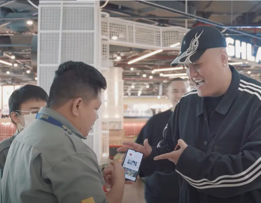 youtuber-trox-va-fabo-nguyen-gay-choang-voi-clip-cho-choi-khi-cho-fan-tieu-tien-tha-ga-trong-the-den (4)