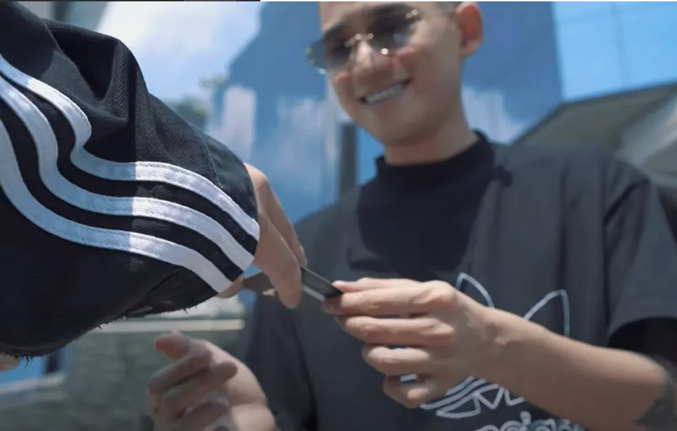 youtuber-trox-va-fabo-nguyen-gay-choang-voi-clip-cho-choi-khi-cho-fan-tieu-tien-tha-ga-trong-the-den (9)