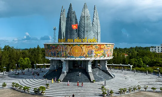 dia-phuong-duoc-menh-danh-la-dia-dau-to-quoc-co-buc-phu-dieu-hinh-3-ngon-thong-vuon-len-troi (3)
