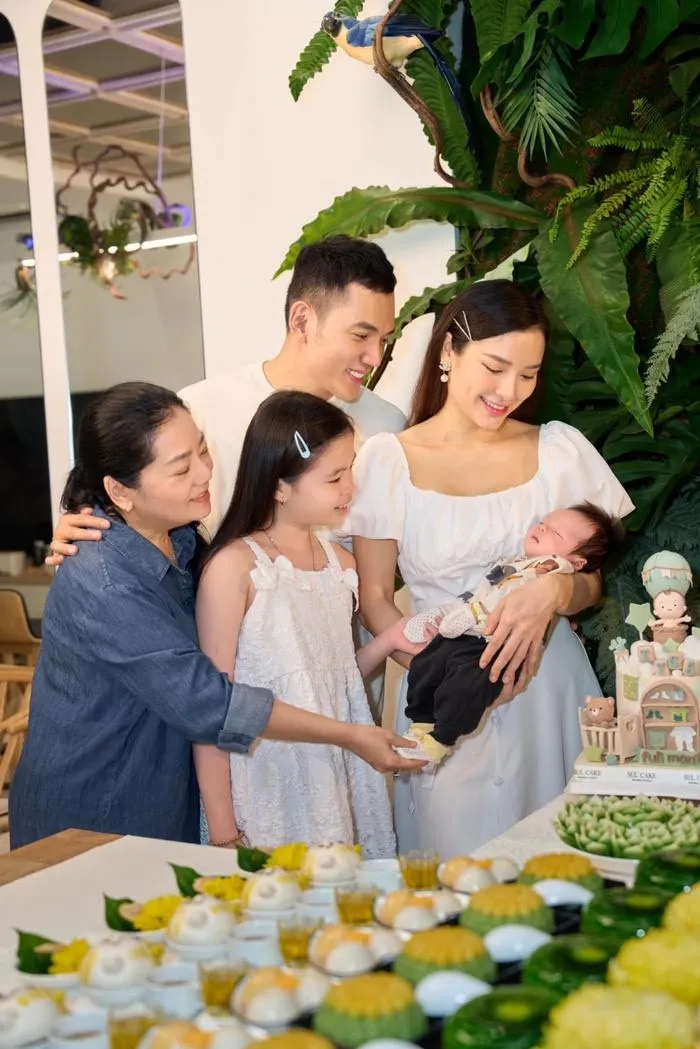 phuong-trinh-jolie-giam-15-kg-chi-trong-40-ngay-sau-sinh-bi-quyet-lay-dang-than-toc-gay-choang (6)