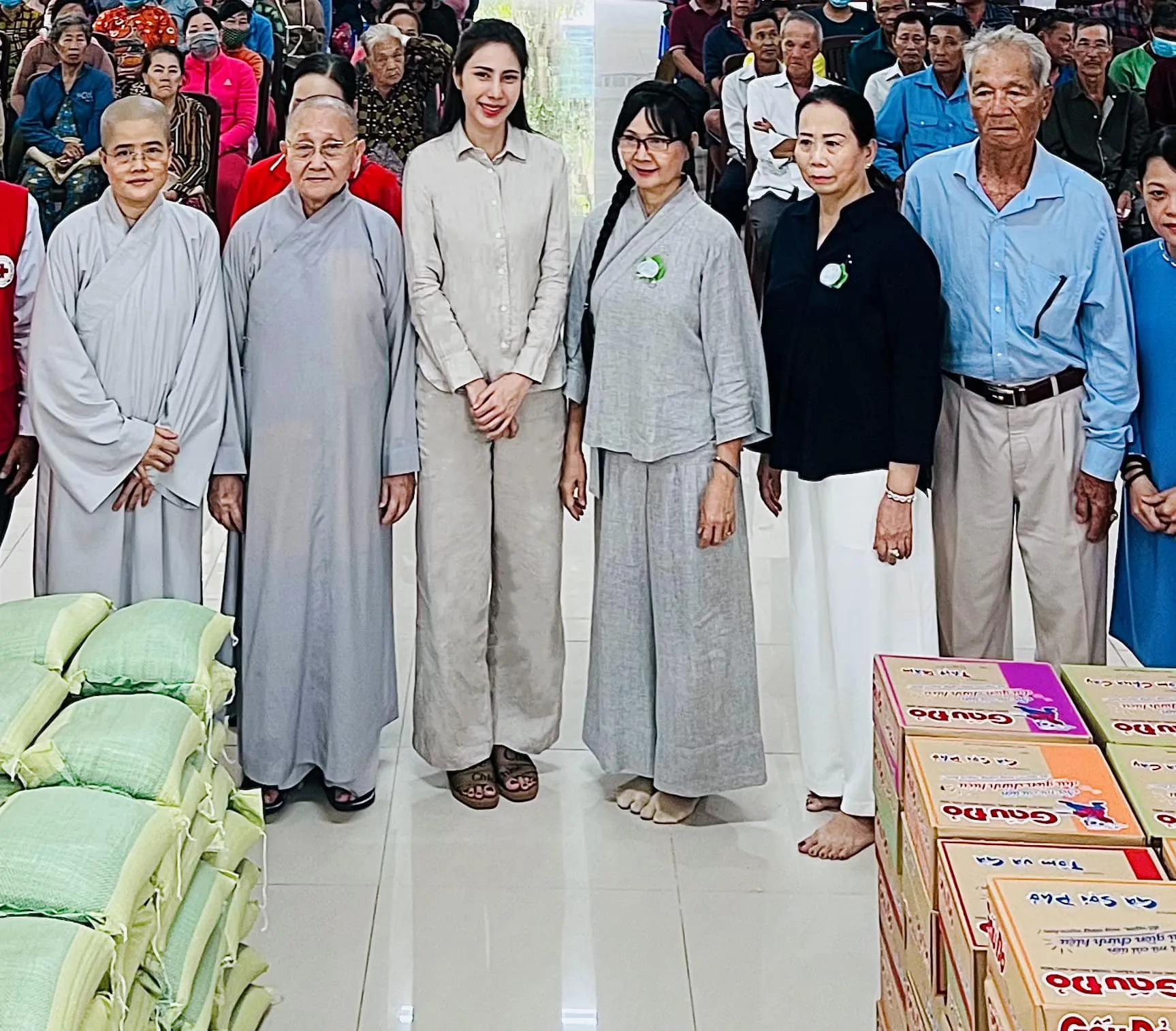 thuy-tien-tai-xuat-len-chua-lam-tu-thien-ngay-vu-lan-bao-hieu-cu-dan-mang-soi-ra-diem-la-la (2)