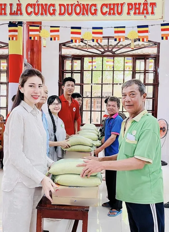 thuy-tien-tai-xuat-len-chua-lam-tu-thien-ngay-vu-lan-bao-hieu-cu-dan-mang-soi-ra-diem-la-la (5)