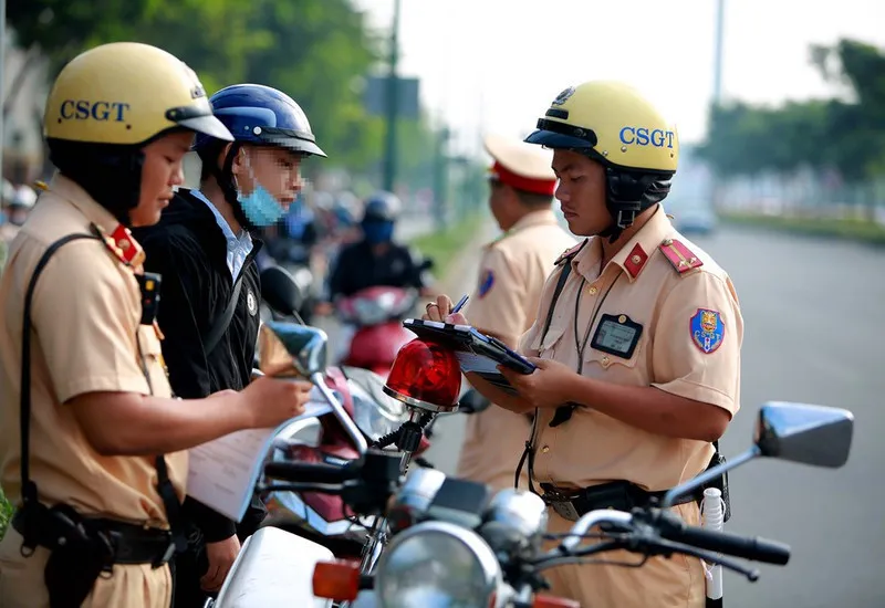 bi-cong-an-tuyt-coi-nhung-quen-mang-giay-to-xe-co-duoc-nho-nguoi-nha-mang-den (4)