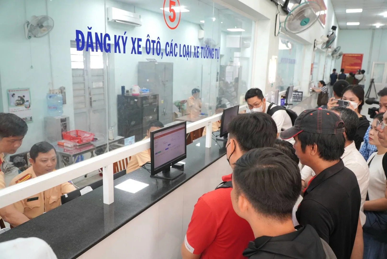 tu-thang-9-2023-mot-truong-hop-duy-nhat-khong-duoc-dang-ky-xe-co-nop-ho-so-cung-bi-tra-ve (3)
