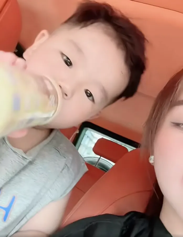 con-trai-trang-nemo-om-hon-tam-biet-me-truoc-ngay-di-tu-noi-1-cau-ngay-tho-khien-ai-nay-deu-xot-xa (2)