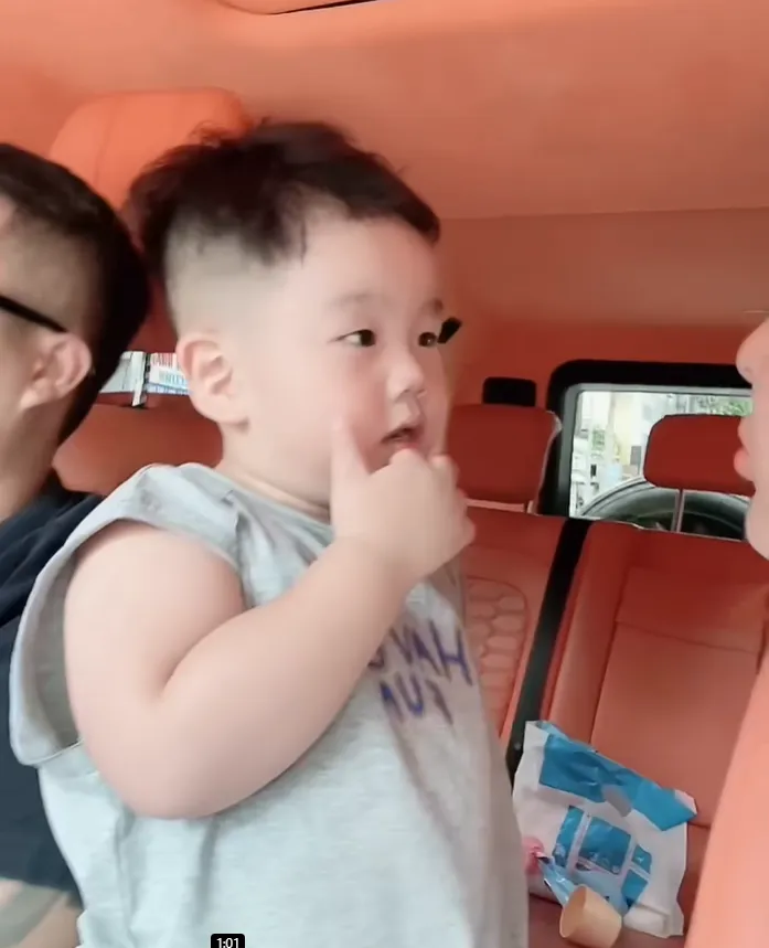 con-trai-trang-nemo-om-hon-tam-biet-me-truoc-ngay-di-tu-noi-1-cau-ngay-tho-khien-ai-nay-deu-xot-xa (4)