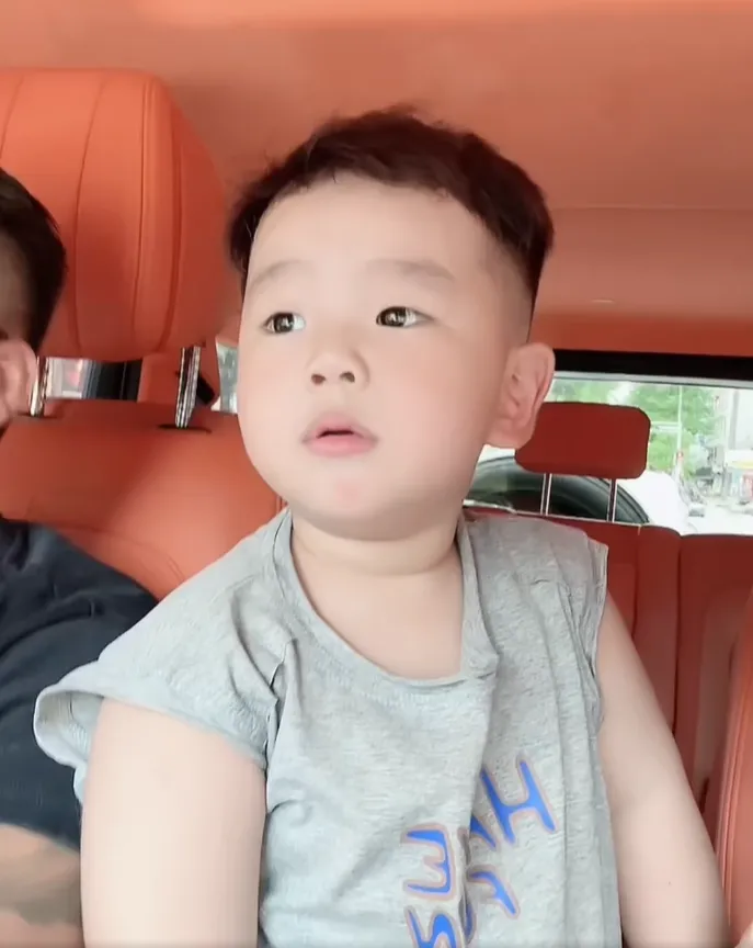 con-trai-trang-nemo-om-hon-tam-biet-me-truoc-ngay-di-tu-noi-1-cau-ngay-tho-khien-ai-nay-deu-xot-xa (8)