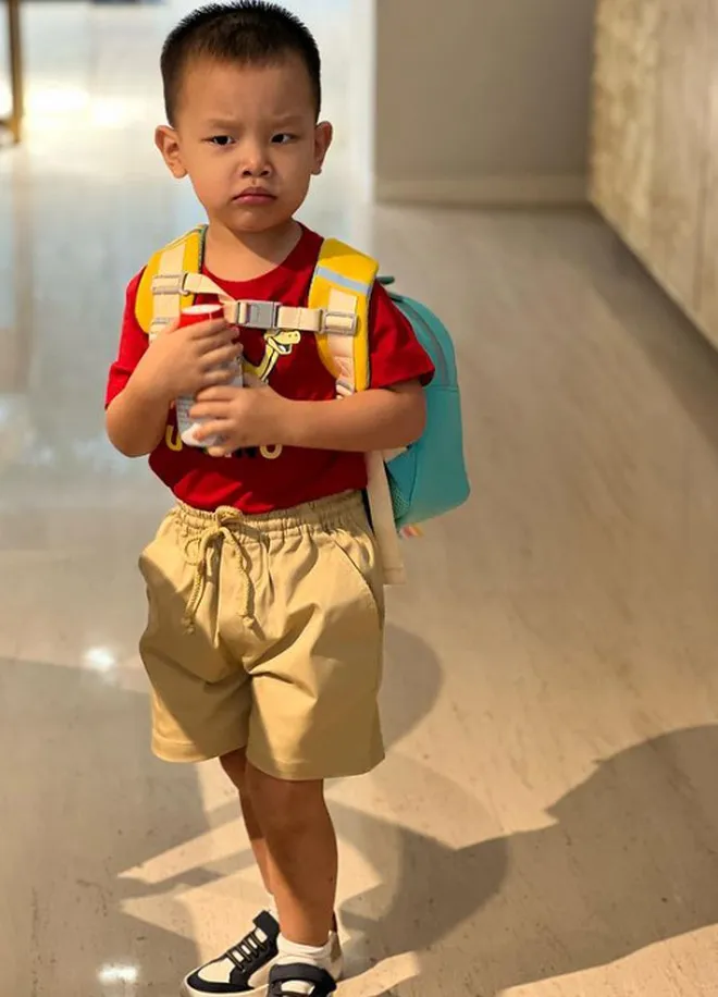 ho-ngoc-ha-doi-truong-cho-cap-song-sinh-leon-lisa-hoc-phi-dat-do-thuoc-top-khung-moi-nma-ngang-ngua-chiec-o-to (3)