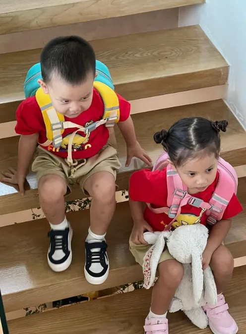 ho-ngoc-ha-doi-truong-cho-cap-song-sinh-leon-lisa-hoc-phi-dat-do-thuoc-top-khung-moi-nma-ngang-ngua-chiec-o-to (4)