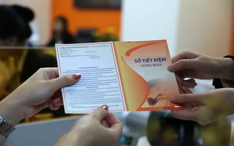 gui-tien-vao-ngan-hang-nen-gui-vao-the-hay-hay-so-tiet-kiem-nhan-vien-ngan-hang-cho-loi-khuyen-dung-dan (3)