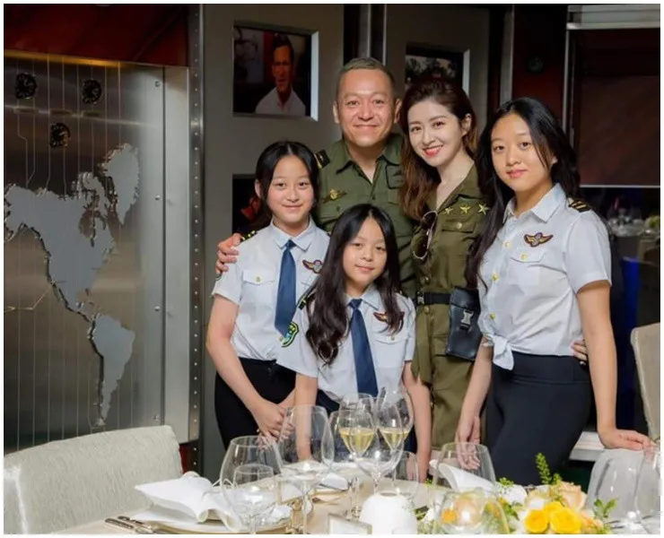 nguoi-dan-ong-u60-lay-vo-kem-chuc-tuoi-xinh-nhu-hoa-hau-ket-hon-sau-2-thang-hen-ho-nhung-sinh-lien-3-con (4)