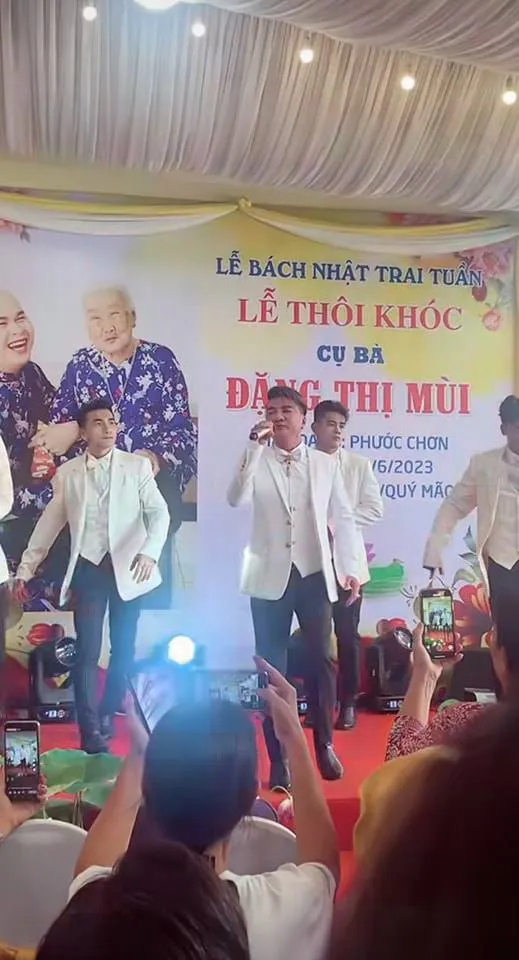 dam-vinh-hung-het-thoi-phai-di-hat-le-thoi-khoc-100-ngay-cho-mot-chu-tiem-vang-khien-fan-nga-ngua (2)