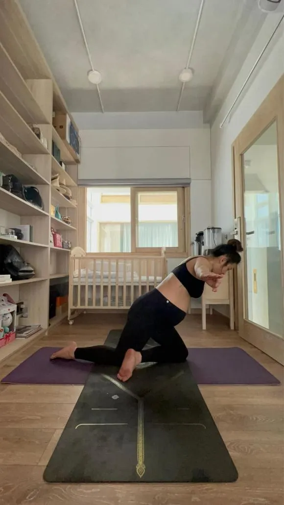 phuong-trinh-jolie-sau-sinh-mo-da-tap-yoga-am-am-dan-tinh-khiep-via-canh-bao-nghe-cau-tra-loi-ma-choang (16)