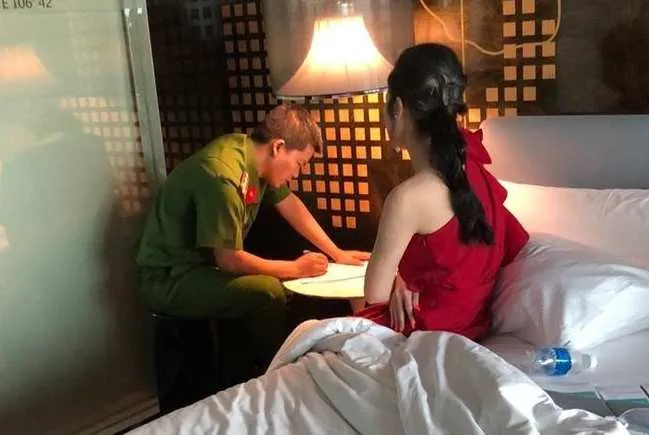 cong-an-tphcm-pha-duong-day-hoa-hau-ban-hoa-voi-gia-200-trieu-dong-2-hoa-hau-noi-tieng-bi-bat-qua-tang (4)