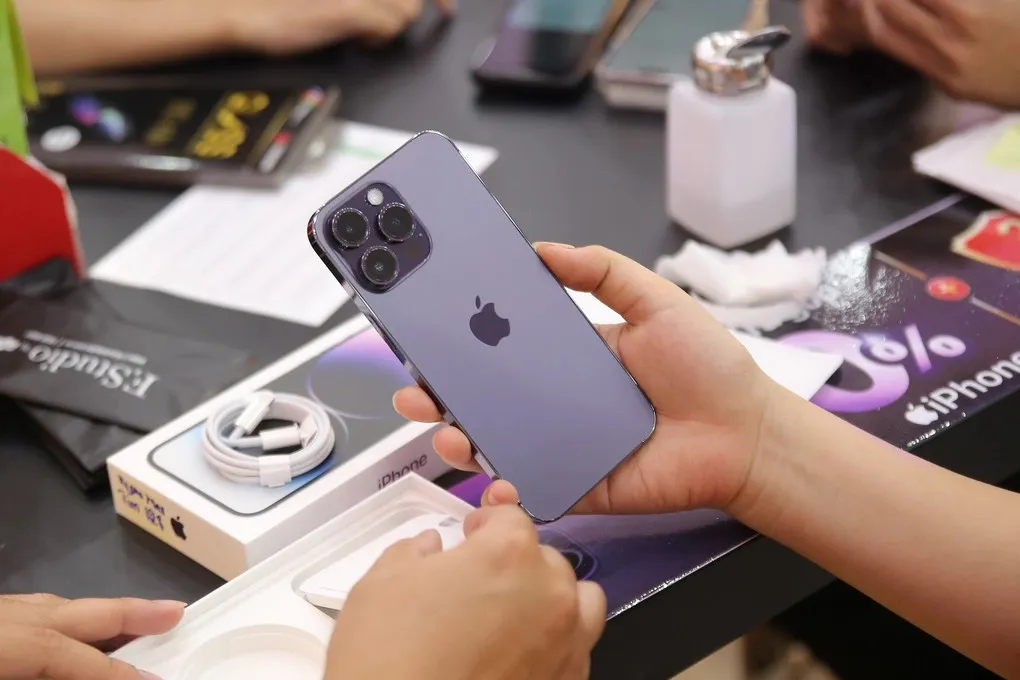 vua-ra-mat-iphone-15-apple-khai-tu-hang-loat-iphone-dai-ly-dua-nhau-xa-hang-gia-giam-cham-day-tai-viet-nam (2)