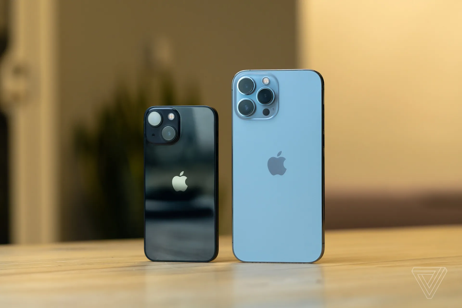 vua-ra-mat-iphone-15-apple-khai-tu-hang-loat-iphone-dai-ly-dua-nhau-xa-hang-gia-giam-cham-day-tai-viet-nam (4)