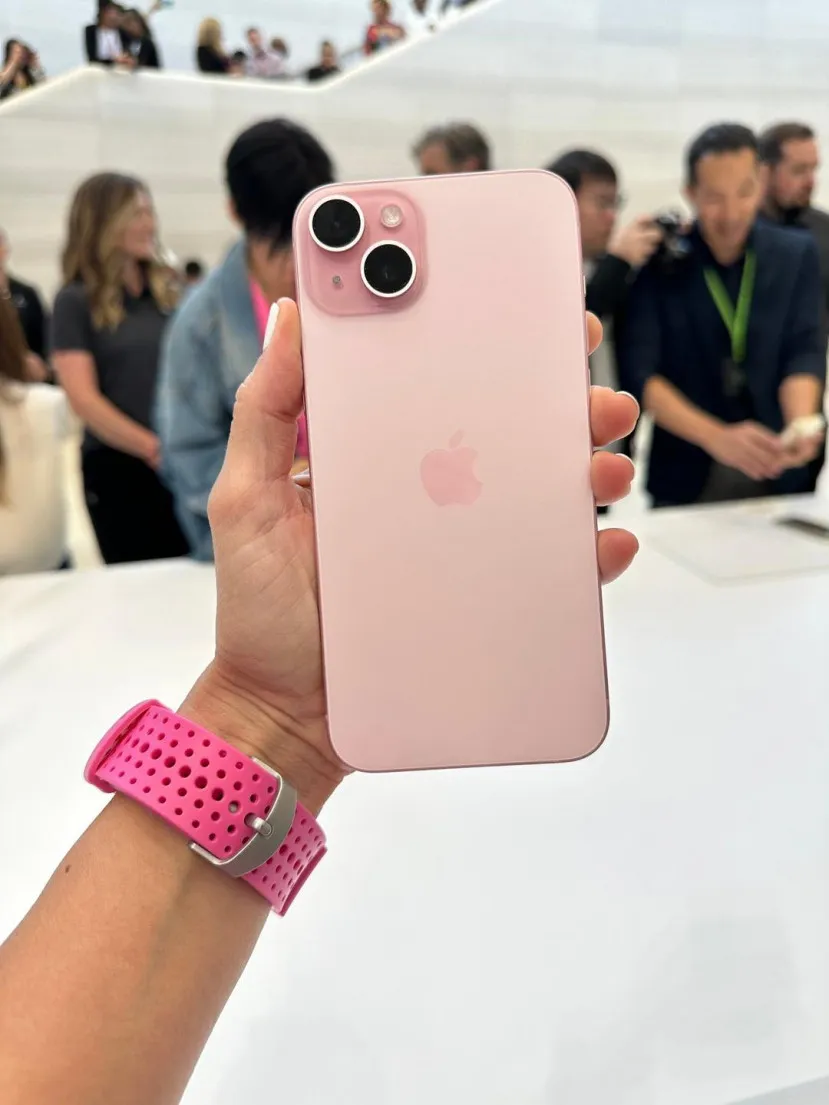 vua-ra-mat-iphone-15-apple-khai-tu-hang-loat-iphone-dai-ly-dua-nhau-xa-hang-gia-giam-cham-day-tai-viet-nam (5)