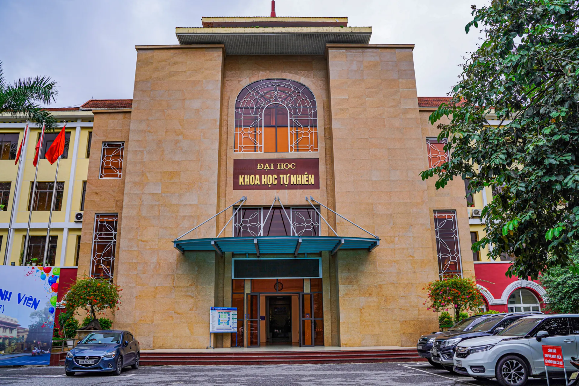 9-truong-dai-hoc-viet-nam-dat-chuan-nuoc-ngoai-sinh-vien-ra-truong-co-viec-lam-gan-nhu-tuyet-doi (1)