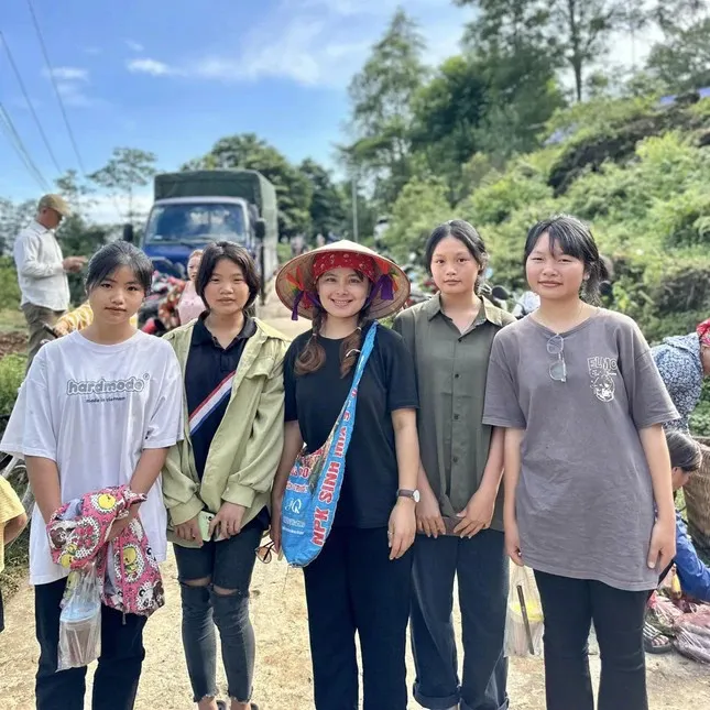 co-ga-nguoi-dao=dau-tien-gianh-hoc-bong-chau-au-tot-nghiep-xong-quay-ve-ban-lang-lam-dieu-khong-tuong (4)