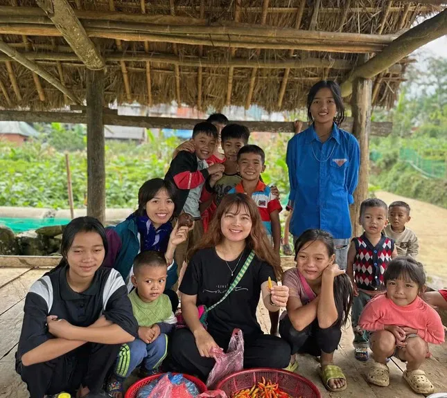 co-ga-nguoi-dao=dau-tien-gianh-hoc-bong-chau-au-tot-nghiep-xong-quay-ve-ban-lang-lam-dieu-khong-tuong (5)