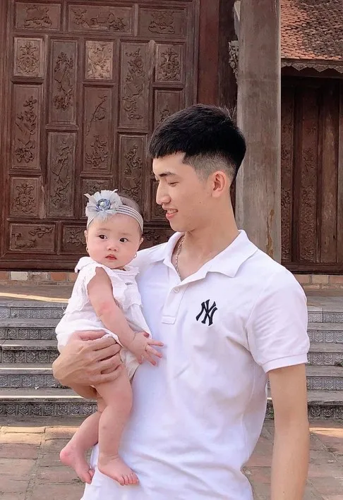 nam-sinh-2k-be-vo-va-con-trong-ngay-nhan-bang-tot-nghiep-hut-trieu-view-mang-xa-hoi (2)