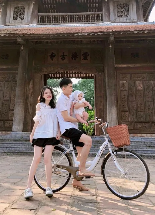 nam-sinh-2k-be-vo-va-con-trong-ngay-nhan-bang-tot-nghiep-hut-trieu-view-mang-xa-hoi (5)