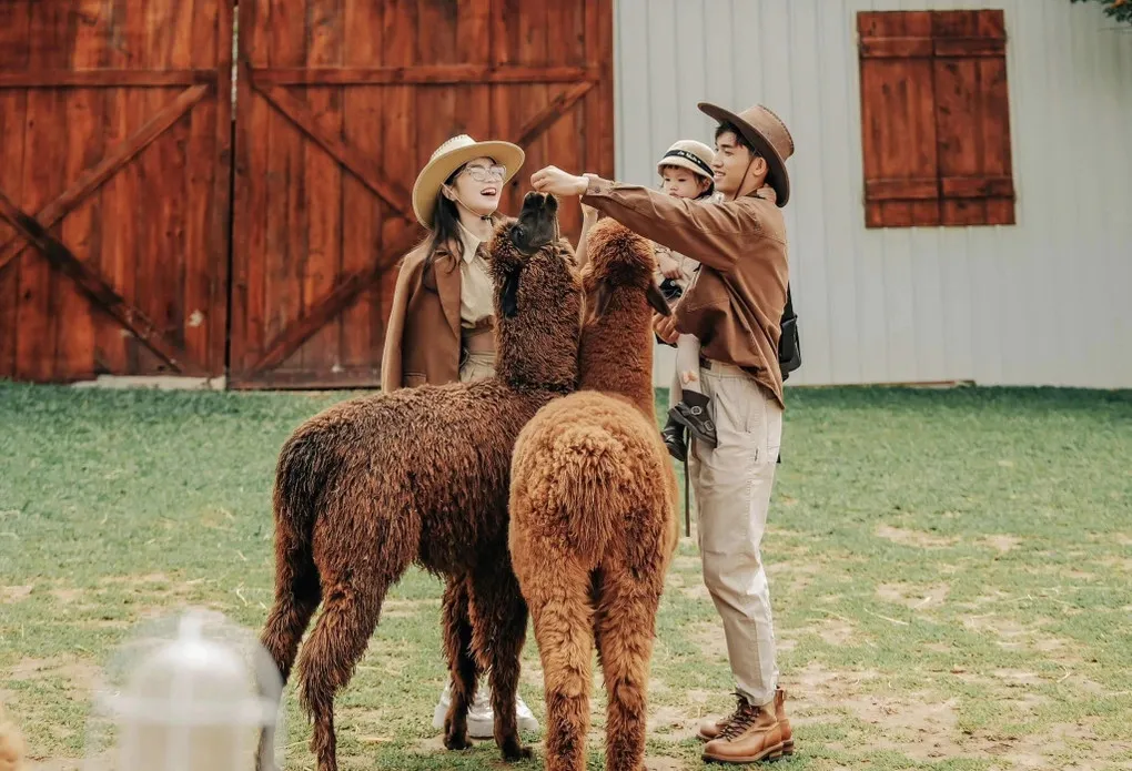 nam-sinh-2k-be-vo-va-con-trong-ngay-nhan-bang-tot-nghiep-hut-trieu-view-mang-xa-hoi (6)