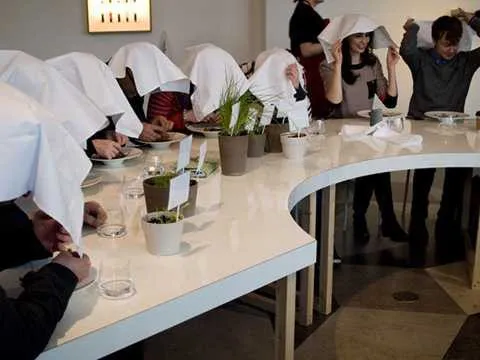 mon-an-rung-minh-nhung-gioi-nha-giau-them-khat-khi-an-phai-trum-khan-trang-nhai-trong-im-lang (5)