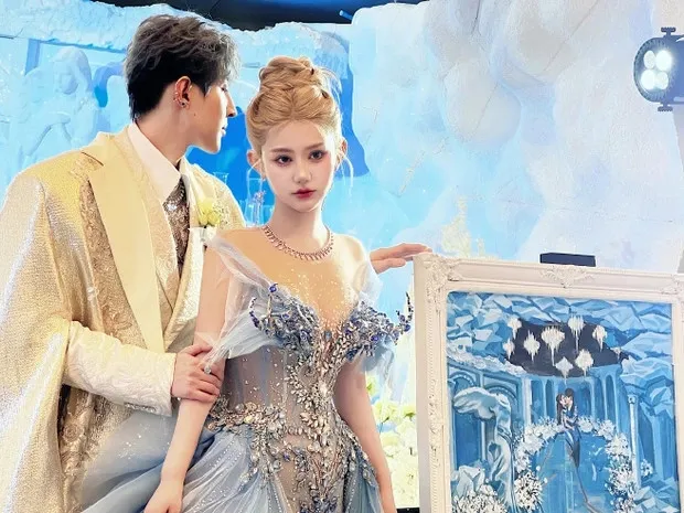 dam-cuoi-gay-sot-khi-co-dau-chu-re-nhan-sac-dep-nhu-tien-tu-quang-canh-le-cuoi-tua-xu-so-than-tien (2)