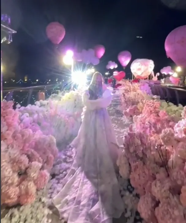 dam-cuoi-gay-sot-khi-co-dau-chu-re-nhan-sac-dep-nhu-tien-tu-quang-canh-le-cuoi-tua-xu-so-than-tien (3)