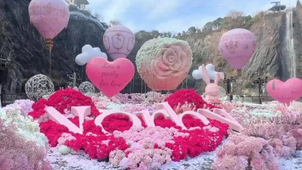 dam-cuoi-gay-sot-khi-co-dau-chu-re-nhan-sac-dep-nhu-tien-tu-quang-canh-le-cuoi-tua-xu-so-than-tien (5)