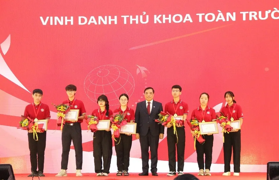 7-thu-khoa-toan-quoc-cac-khoi-cung-chon-harvard-viet-nam-lam-ben-do-truong-co-diem-chuan-thap-nhat-o-muc-26-2 (7)
